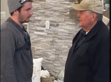 Был вынужден трудиться на кассе в 88 лет —  интернет вернул ему жизнь