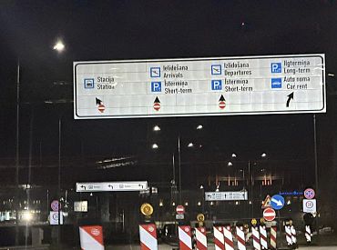 Чудеса на виражах: станции у аэропорта нет, а дорожные знаки уже есть