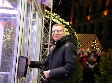 Может поделитесь своей зарплатой? Мать четверых попросила денег у президента