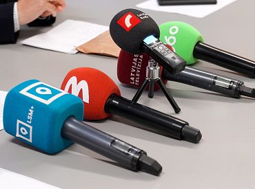 Подрывает доверие к власти: журналиста вывели из зала и угрожают полицией