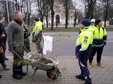 Pret autoceļu lietošanas nodevu komercauto līdz 3,5 tonnām pie MK protestē arī vairāki opozīcijas politiķi