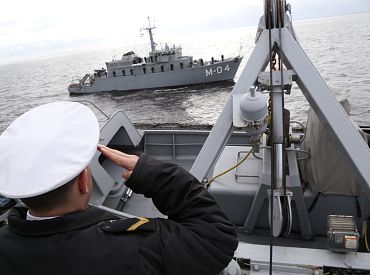 Латвийский корабль перехватил подозрительное российское судно на Балтике