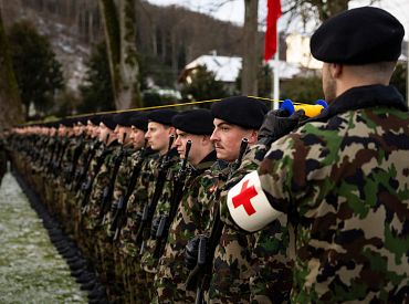 Призывать ли девушек в армию? В Швейцарии прошел референдум