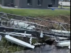 «Могли остаться без дома в праздник!» Ветер повалил вышку связи в Лапмежциемсе (ВИДЕО)