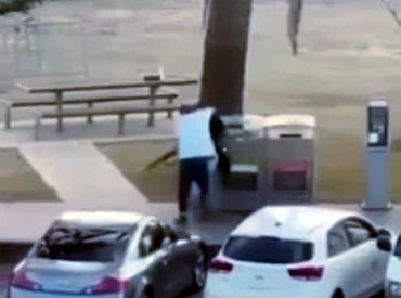 Герой в белой футболке: человек, обезоруживший террориста в Сиднее, оказался простым мусульманином