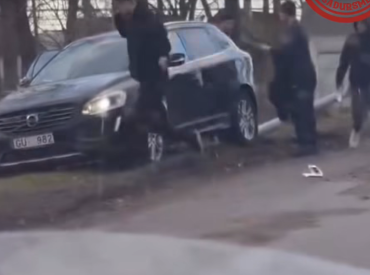 Сшибли столб в зоне 30 и испарились: ДТП на Мангальсала