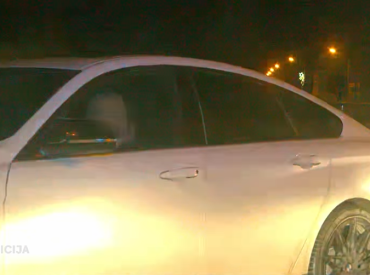 Блондинка за рулем: под Бауской девушка на BMW накатала на 3280 евро штрафа