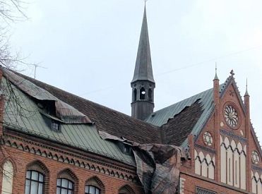 В Риге сорвало часть крыши со здания Академии художеств