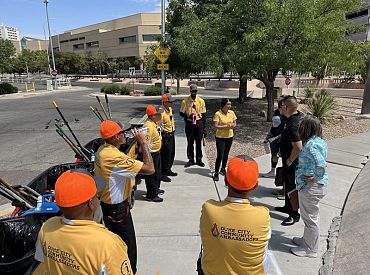 В США бездомным платят за уборку улиц — и это реально работает