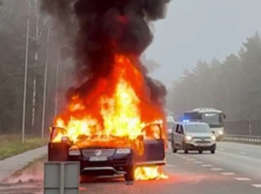 Думали, будет день радости: на подъезде к аэропорту загорелась машина