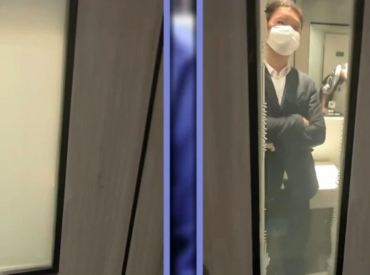 В Китае любителей покурить в туалете лишили приватности