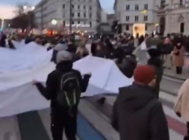 «Неаткарига»: мусульмане громят Рождественские ярмарки. Что дальше то будет?