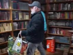 Приходят люди с чемоданами и мешками: в Вецмилгрависе бесплатно раздают книги (ВИДЕО)