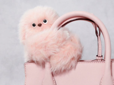 Роботы-девушки, ИИ-помада и чехол с ожогами: самые странные технологии 2025 года