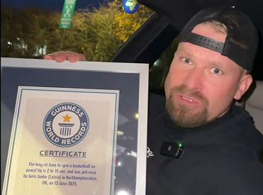 Два часа на кончике карандаша! Латвиец установил новый рекорд Гиннесса (ВИДЕО)