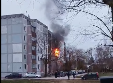 Sestdien Rīgā ugunsgrēks izcēlās divās piecstāvu daudzdzīvokļu mājās