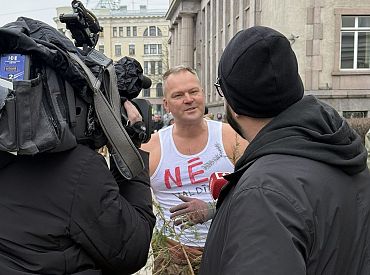 Тачка с навозом у Кабмина: в протесте против виньеток участвовали политики из оппозиции (ВИДЕО)