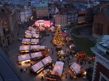 Настоящая средневековая деревня! Канадцы в восторге от посещения Старой Риги (ВИДЕО)