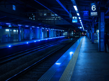 Синие огни на платформах: странный эксперимент в Японии дал неожиданный эффект