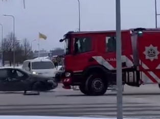 Не видел, нет слышал? В Елгаве легковушка столкнулась с машиной пожарных (ВИДЕО)