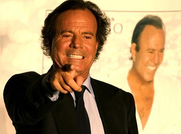 Седина в бороду… Иглесиаса обвиняют в очень грязных домогательствах к сотрудницам