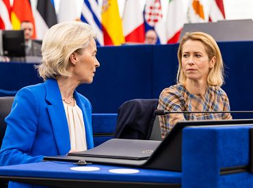 Не ссорьтесь, девушки: Каллас втихомолку жалуется на диктаторские замашки Ляйен