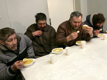 Рига поможет бездомным в лютый мороз: согреют, накормят и спать уложат