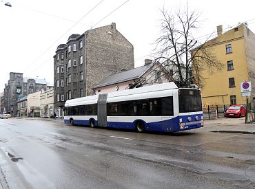 В такую погоду?! В Риге на Чака троллейбус сбил велосипедиста