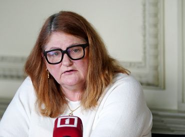 «Абсолютная чистота стиля»: в соцсети возмущены нарядом сотрудницы Минкульта (ВИДЕО)