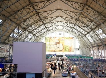 Коррупция на рынке: экс-сотрудник и работник Rīgas Centrāltirgus попались на взятках