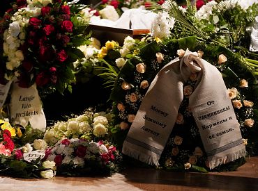 Сегодня похоронили Ульяну Семенову: движение в центре Риги было частично перекрыто. ФОТО