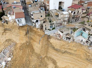 Пропасть за дверью: подземная трещина поставила итальянский город на грань исчезновения