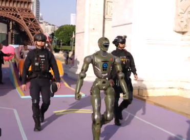 Робот вышел в патруль с полицией. В Китае показали, как может выглядеть охрана будущего (ВИДЕО)