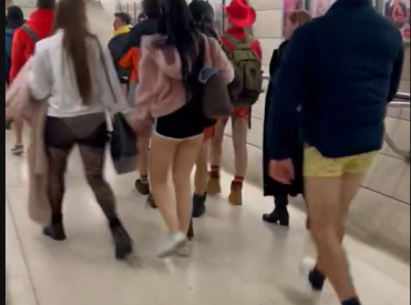 Без штанов, но с настроением: лондонцы устроили подземный флешмоб в метро (ВИДЕО)