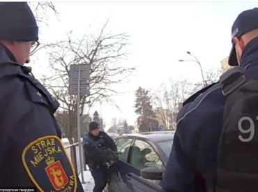 «Она дрожала и не реагировала»: в Варшаве спасли собаку из заледеневшей машины