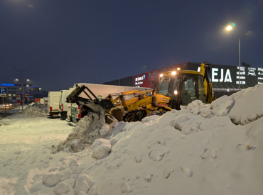 Это вопрос отношения: в Риге снегоуборщики засыпали тротуары кучами снега