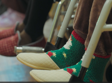 «Говорят на разных языках, но сердце и душа понимают всё»: вдохновляющее видео из социального дома