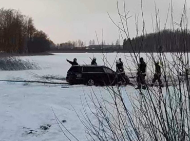 Под Гулбене машина провалилась под лёд: так развлекался депутат?