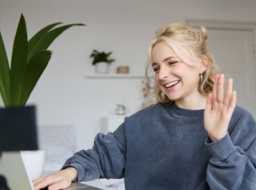 Smaidīt ar pārliecību: kā ekrānlaiks ietekmē mūsu vēlmi izskatīties “pareizi”