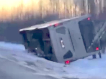 Uz Ventspils šosejas apgāzies «Talsu autotransporta» pasažieru autobuss