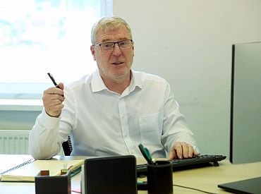 Необходимость вынуждает нас измельчать строительный мусор.