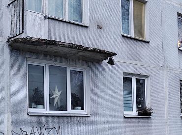 «Испугался климата»: последствия бури для отдельно взятого балкона