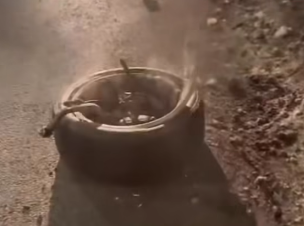 Поздно вечером в Риге на Бривибас перевернулся «Мерседес» (ВИДЕО)