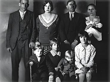 Они сфотографировались перед Рождеством, и вскоре их нашли мёртвыми: загадка семьи Лоусон