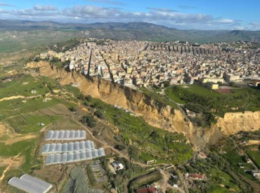 Город над пропастью: сицилийский Нискеми может исчезнуть вслед за гигантским оползнем ( ВИДЕО)