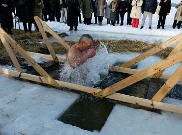 В Даугавпилсе несмотря на мороз Крещение отметили традиционными купаниями