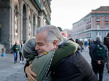 Без обнимашек мозг работает хуже: учёные нашли неожиданную причину