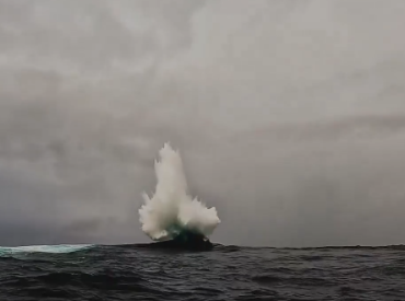 «Глюк океана»: у берегов Австралии море внезапно закручивается в смертельный водоворот и взрывается!