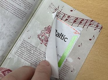 «Как-то не клеится»: пассажирка пожаловалась в соцсети, что ей в аэропорту испортили паспорт