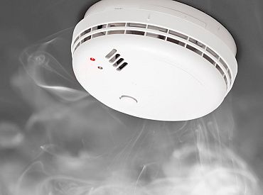 После пожара под Ригой проверяют, были ли в доме дымовые датчики